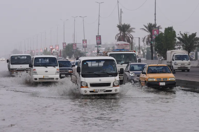 طقس عاصف يخيّم على دول عربية والضباب يعطل مطار بغداد